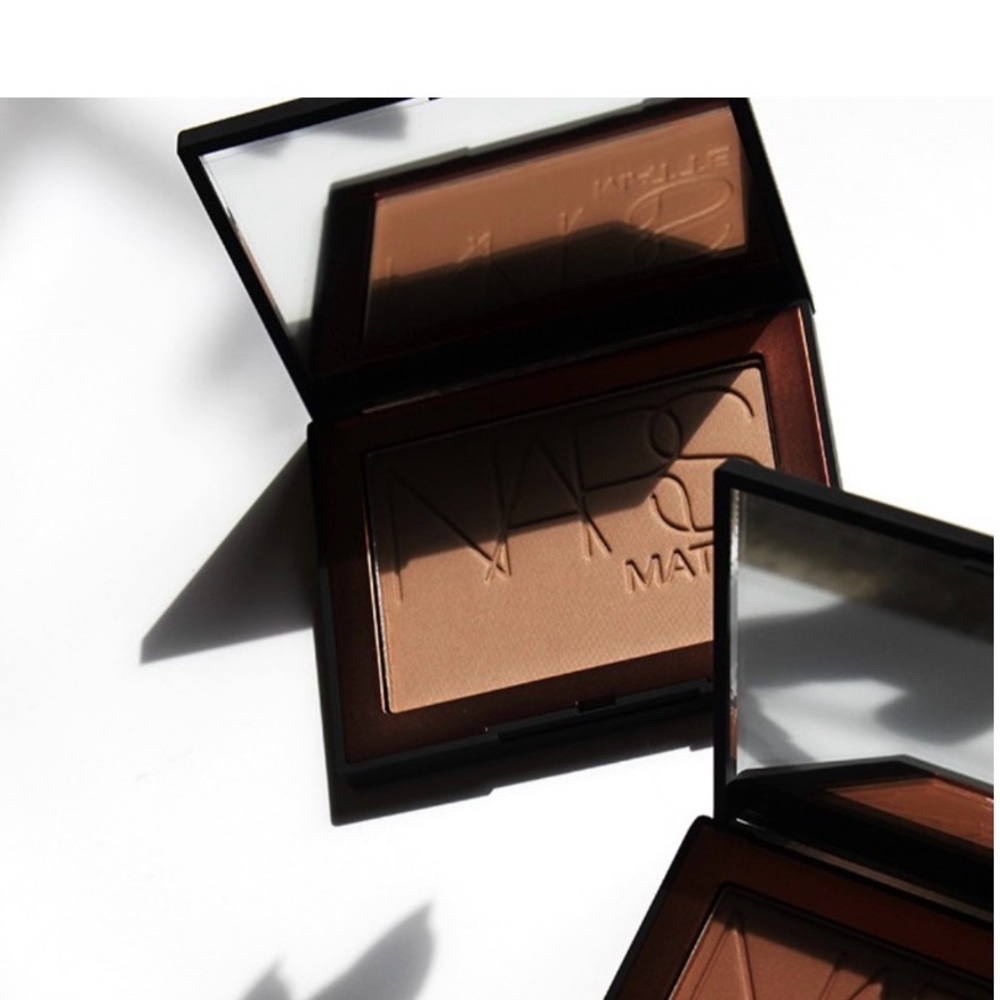 LAGUNA BRONZING POWDER
POUDRE BRONZANTE
NET WT. 0.38 Oz. 11 g e
